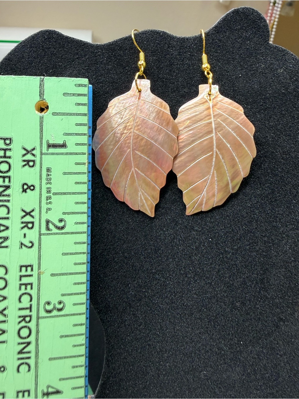 Iridescent Mother of Pearl Vintage Leaf-Shaped Dangle Drop Earrings from 70s/80s - Picture 11 of 11